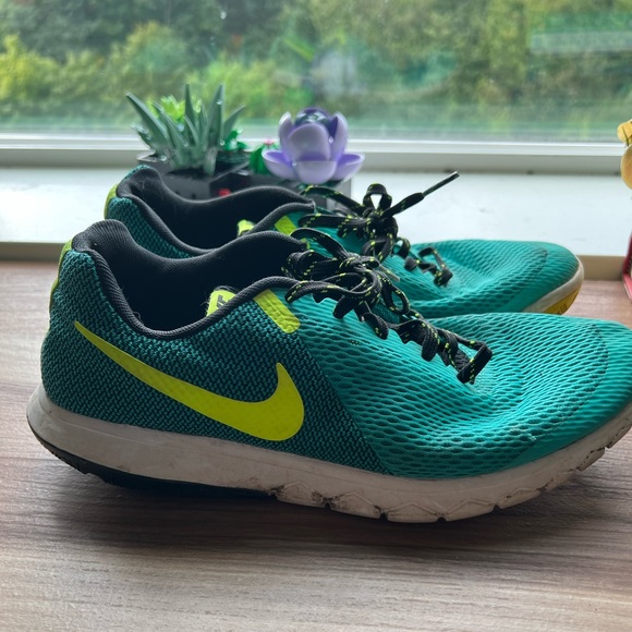 Nike Shoes - Nike Running Shoes sz 9